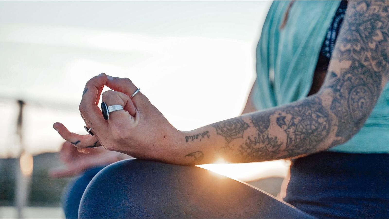 Mains en mudra pendant une méditation au coucher du soleil